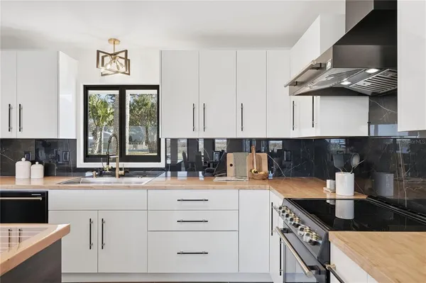 $739,000 | 203 Parkwood Lane, Edgewater, FL 32132