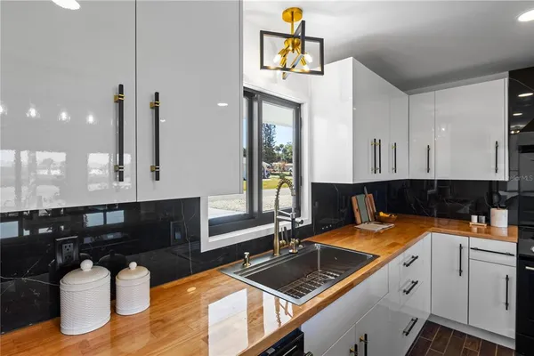 $739,000 | 203 Parkwood Lane, Edgewater, FL 32132