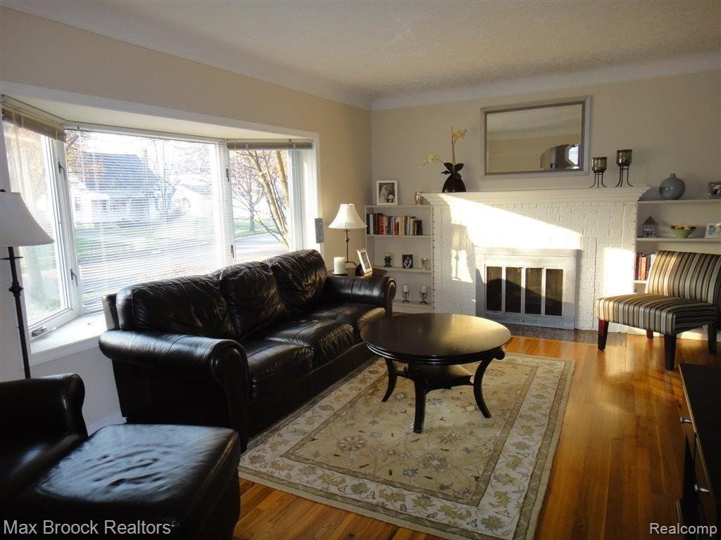 1706 Columbia Road Berkley, MI 48072 - Photo 2 of 19 Sunny living room