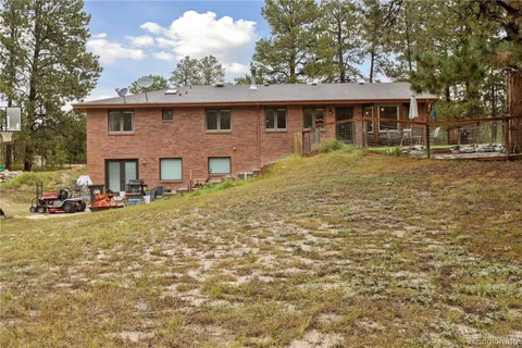 a view of a yard in front of house