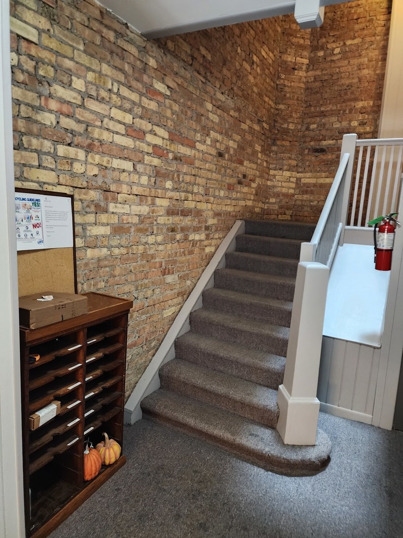 900 West Margate Terrace, Unit 2A Chicago, IL 60640 - Photo 4 of 21 a view of entryway