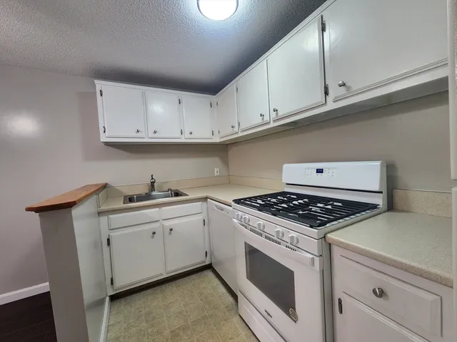 $2,100 | 134 Tyngsboro Road, Unit 10, Chelmsford, MA 01863