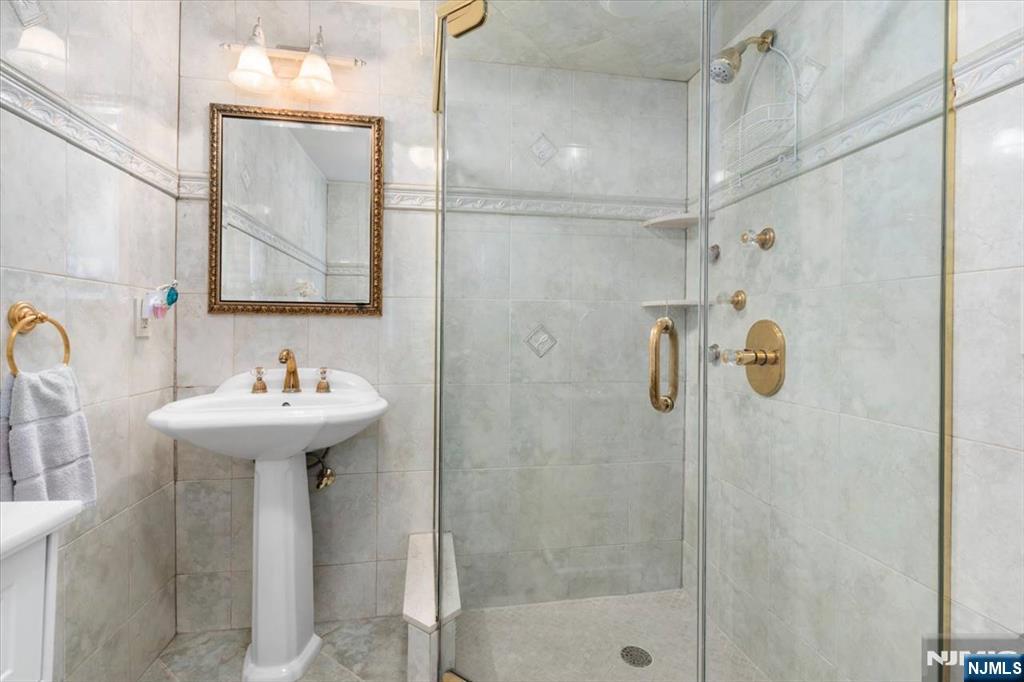 84 Raymond Avenue Rutherford, NJ 07070 - Photo 25 of 42