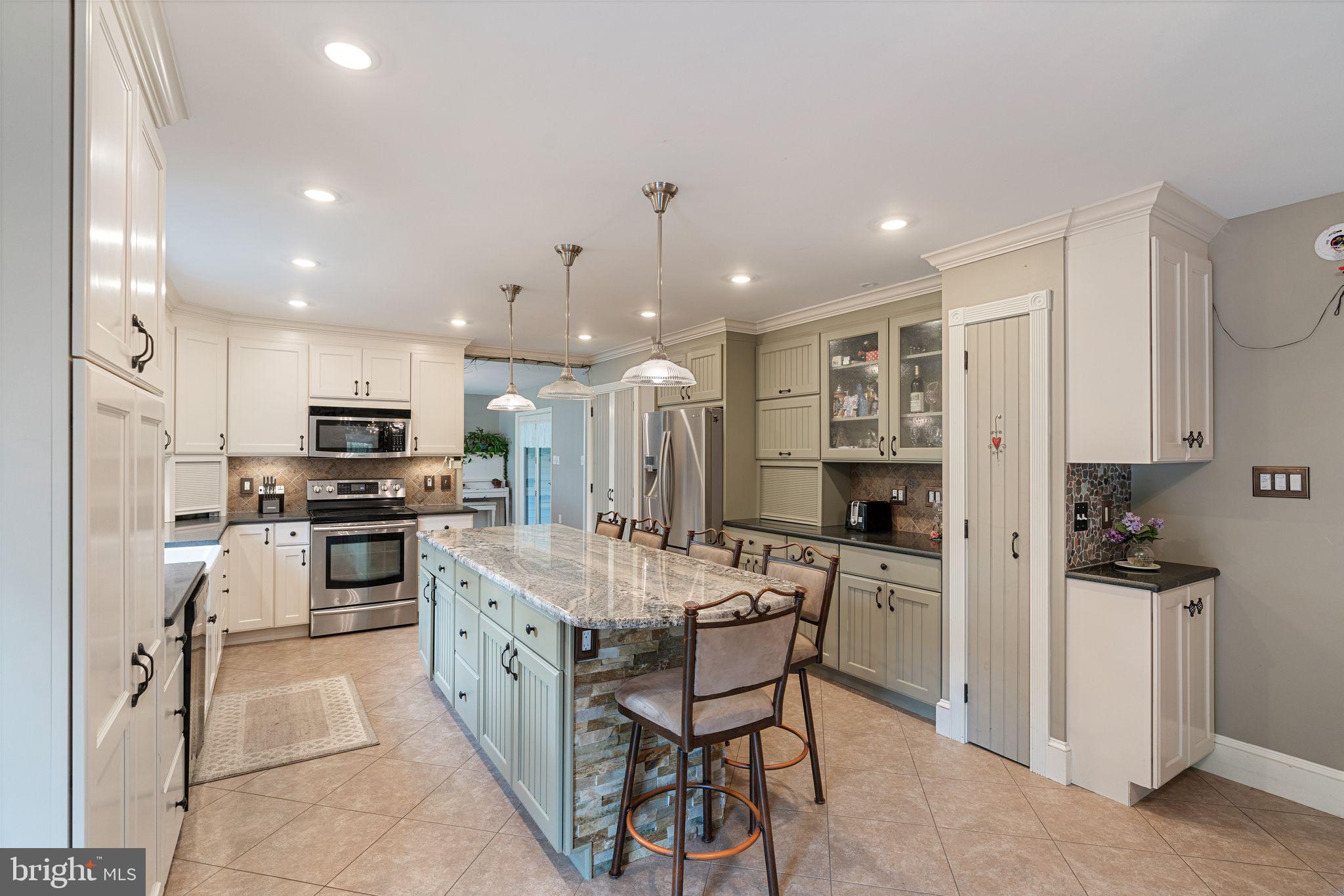 2455 Bedminster Road Perkasie, PA 18944 - Photo 8 of 68