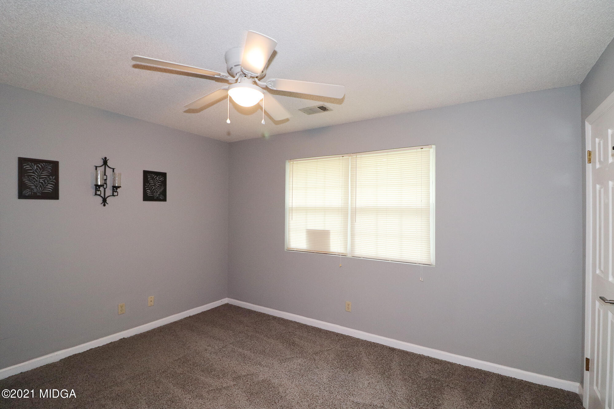 1571 Walker Road Byron, GA 31008 - Photo 36 of 60 an empty room with a window and a fan