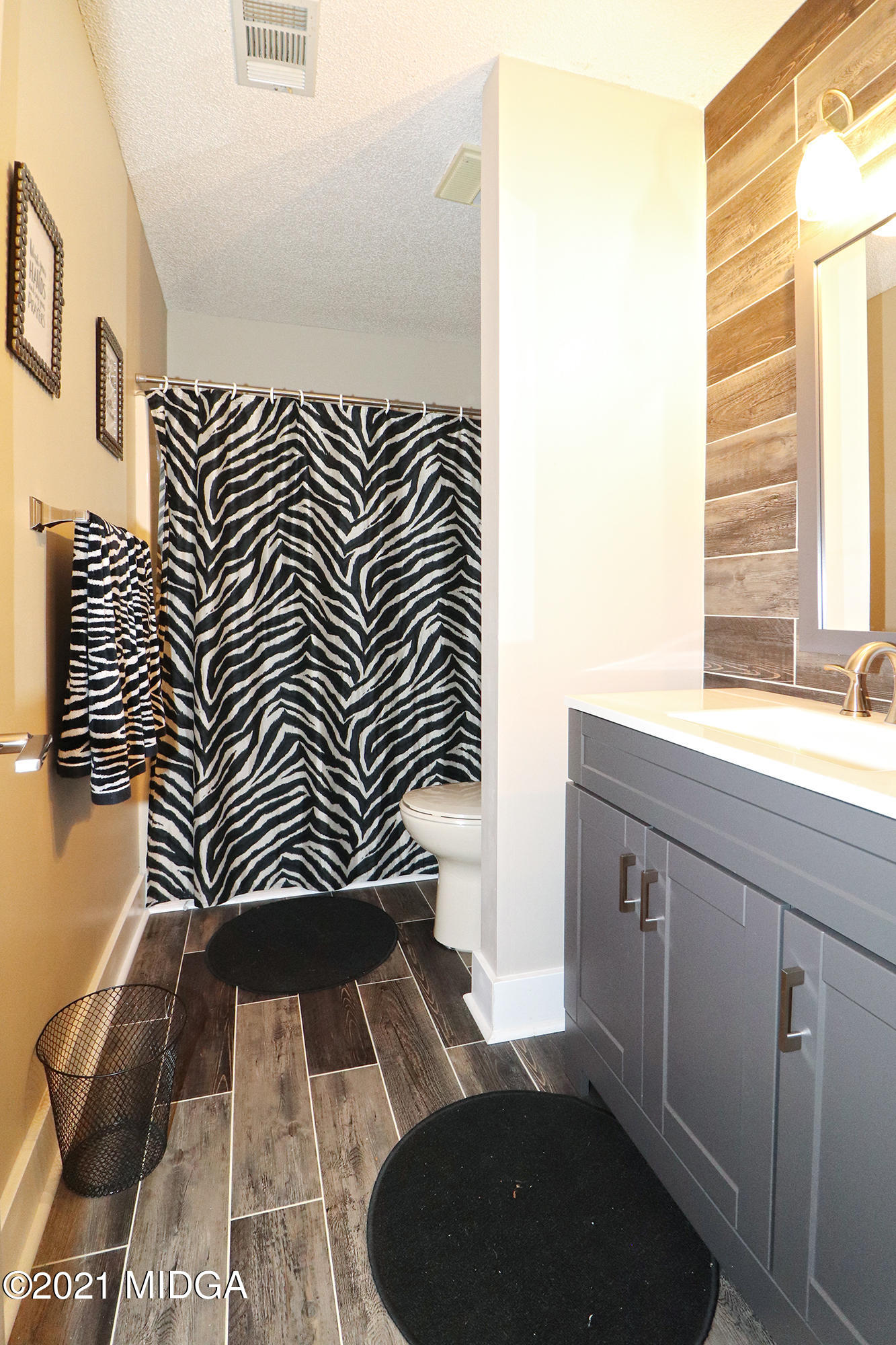 1571 Walker Road Byron, GA 31008 - Photo 38 of 60 a bathroom with a sink and a rug
