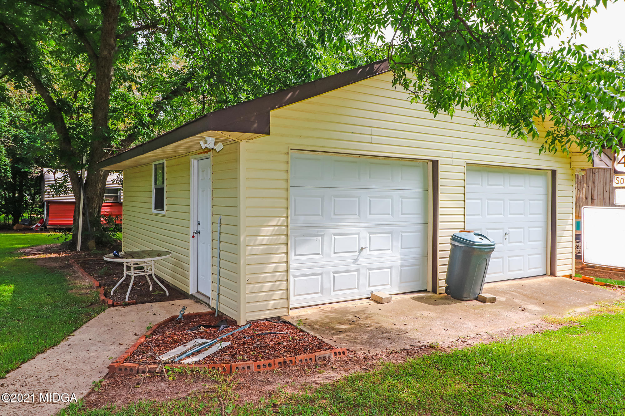 1571 Walker Road Byron, GA 31008 - Photo 53 of 60 a view of a backyard with table and chairs and a barbeque