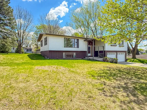 $242,500 | 923 Summit Drive, Fairmont, MN 56031