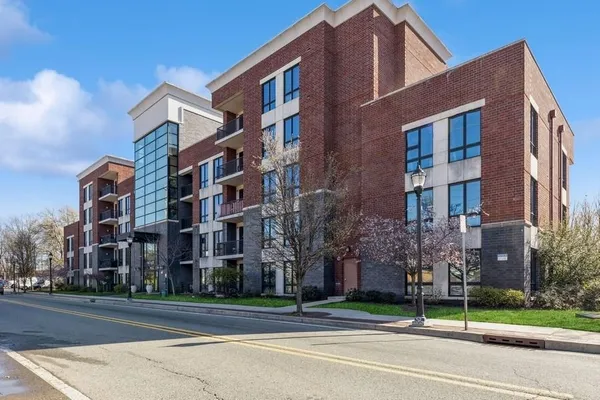$2,800 | 17 Meadow Road, Unit 306, Rutherford, NJ 07070