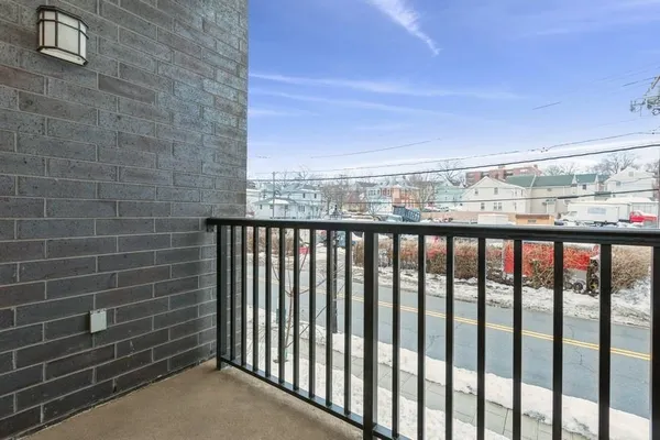 $2,800 | 17 Meadow Road, Unit 306, Rutherford, NJ 07070