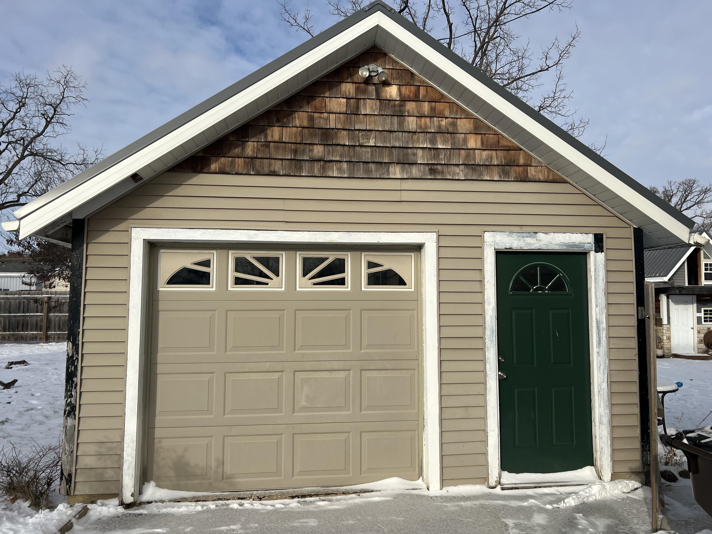 712 Charles Street Fort Atkinson, WI 53538 - Photo 2 of 27 Garage