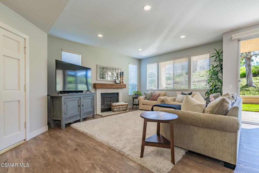 264 Ridgeton Lane, Unit D Simi Valley, CA 93065 - Photo 2 of 33