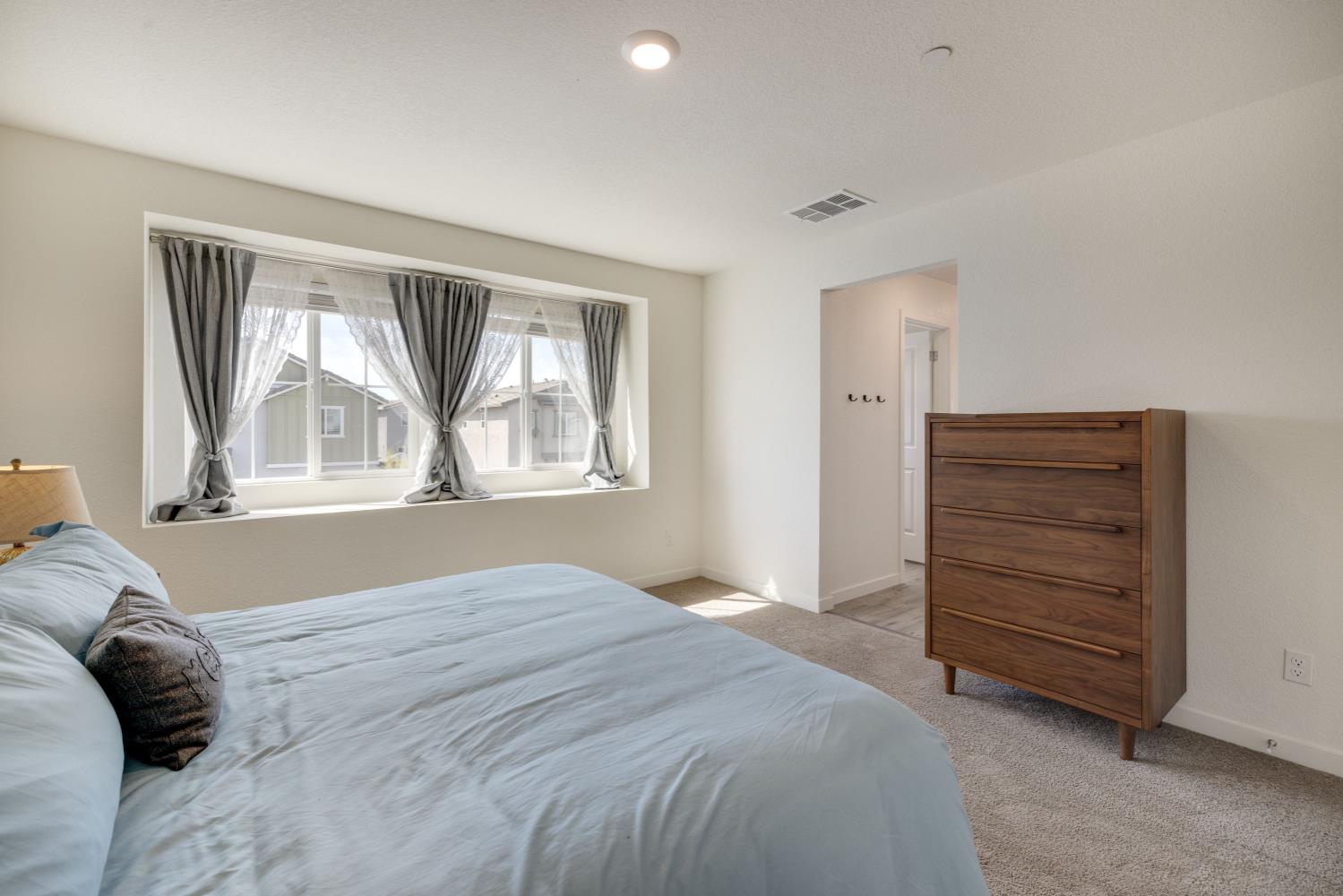 4041 Trailblazer Loop Roseville, CA 95747 - Photo 12 of 23 a bedroom with a bed and a window