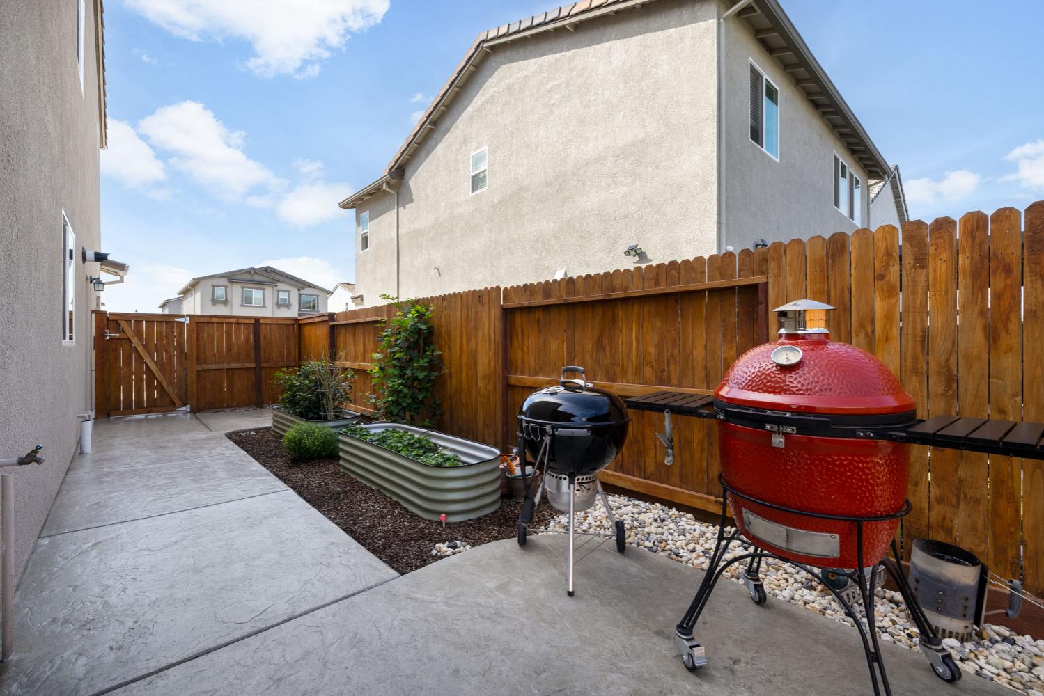 4041 Trailblazer Loop Roseville, CA 95747 - Photo 22 of 23 a backyard of a house with table and chairs