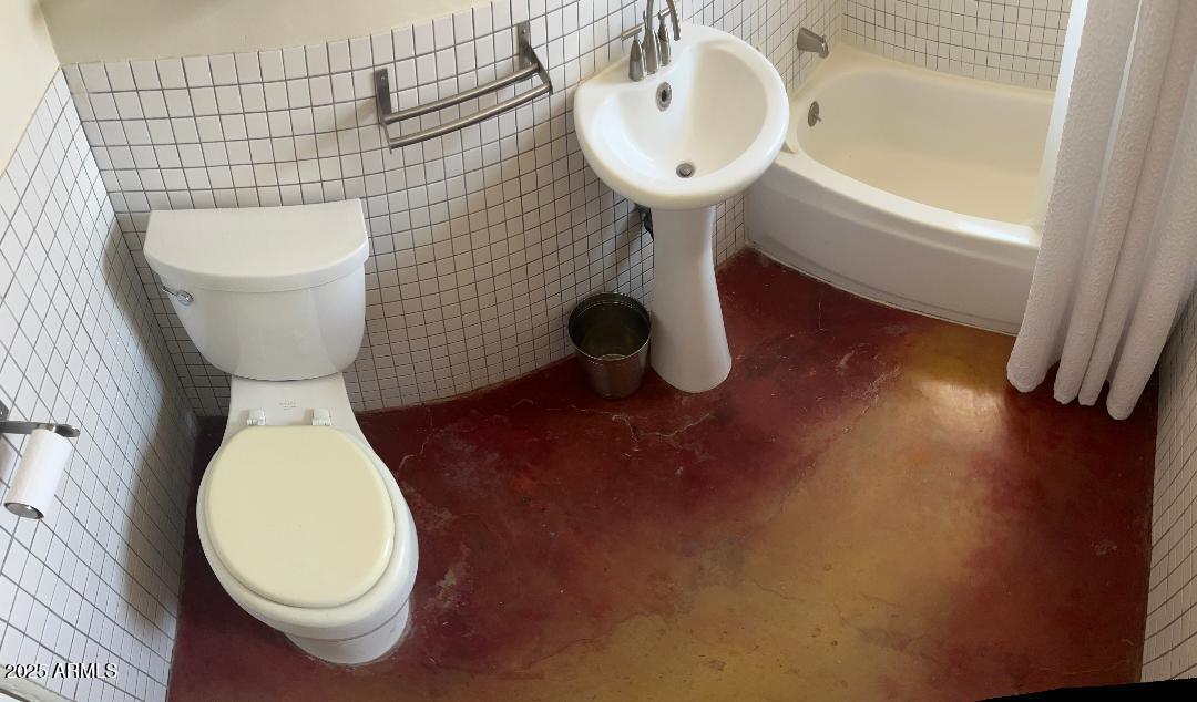 1006 East Weldon Avenue Phoenix, AZ 85014 - Photo 14 of 34 a bathroom with a toilet sink and mirror