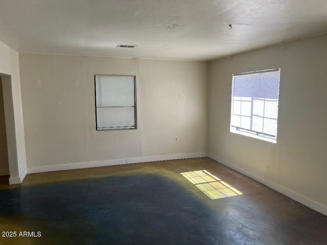 1006 East Weldon Avenue Phoenix, AZ 85014 - Photo 19 of 34 an empty room with a window