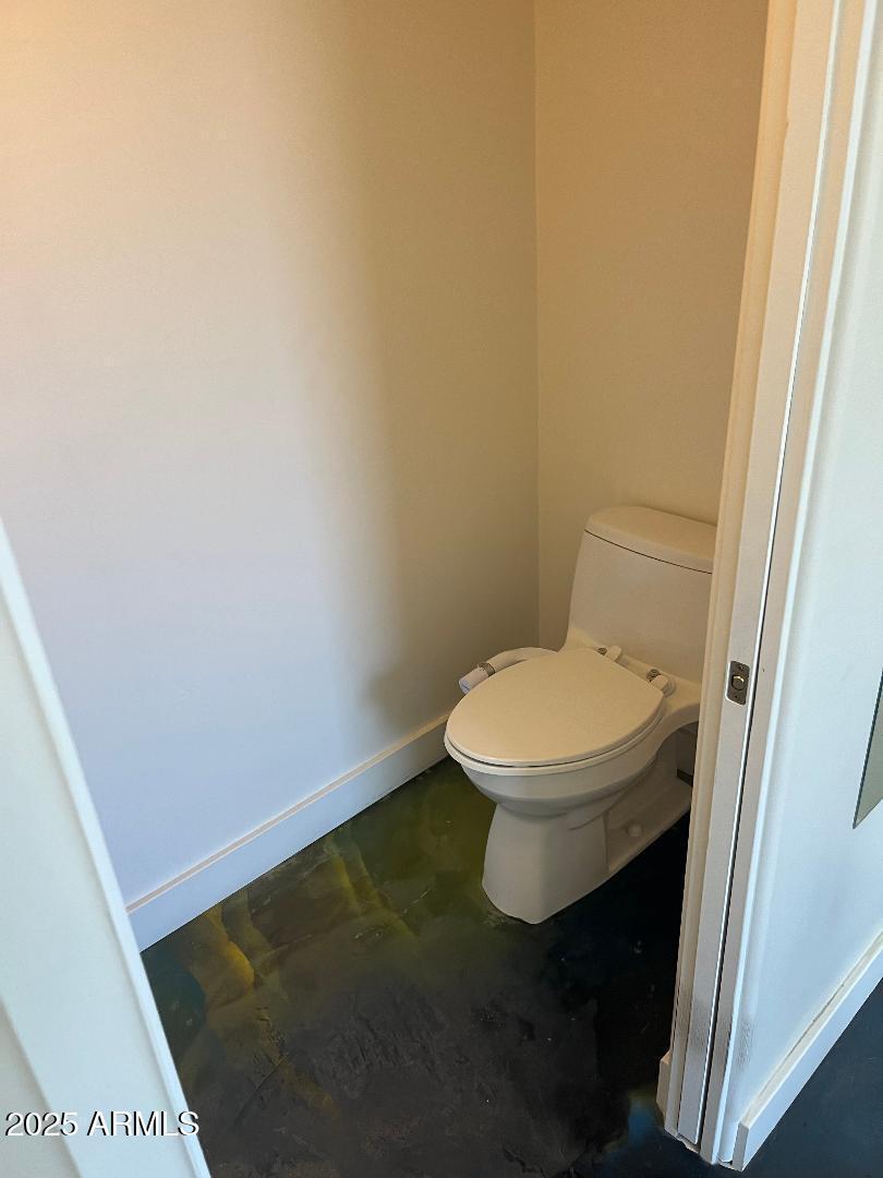 1006 East Weldon Avenue Phoenix, AZ 85014 - Photo 27 of 34 a bathroom with a toilet