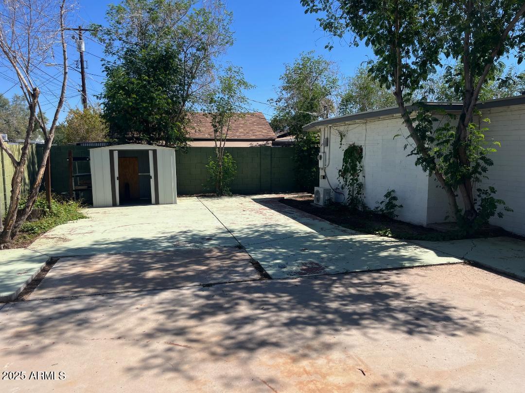 1006 East Weldon Avenue Phoenix, AZ 85014 - Photo 31 of 34 a view of a house with a yard