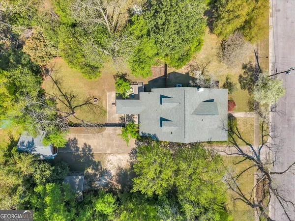 a view of a yard in front of house
