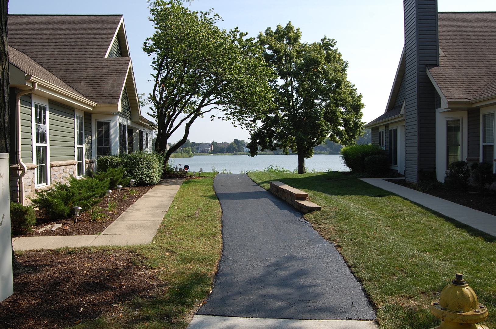 1043 Ridgefield Circle Carol Stream, IL 60188 - Photo 31 of 40 a view of a garden with an outdoor space