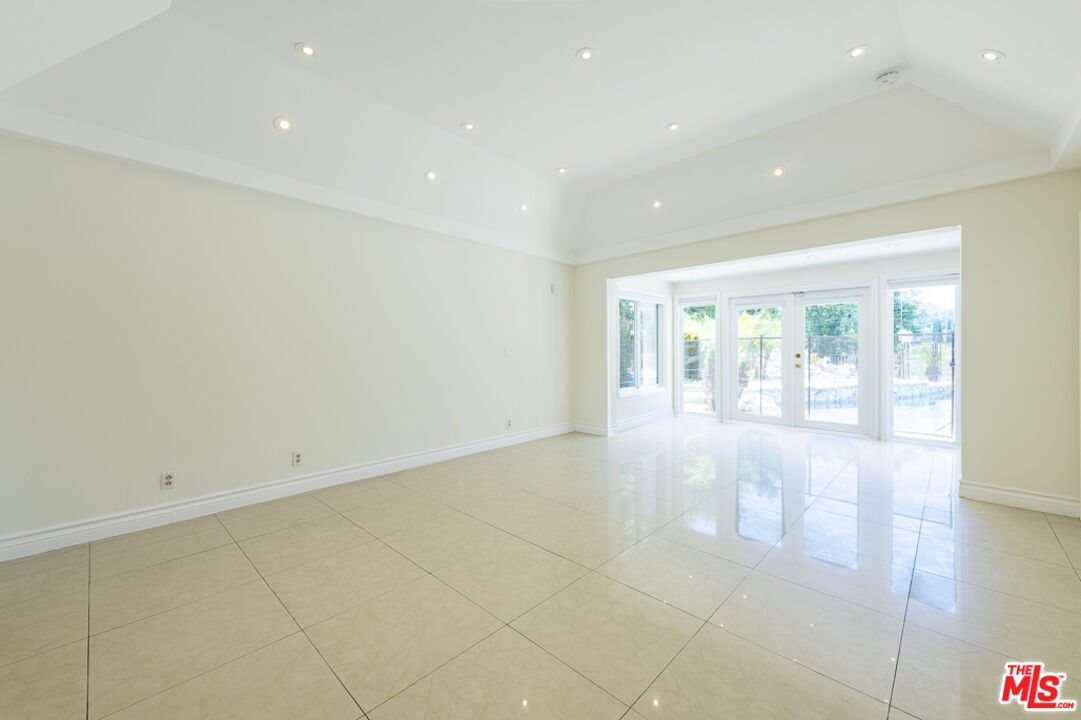 16379 Meadow Ridge Road West Encino, CA 91436 - Photo 20 of 36