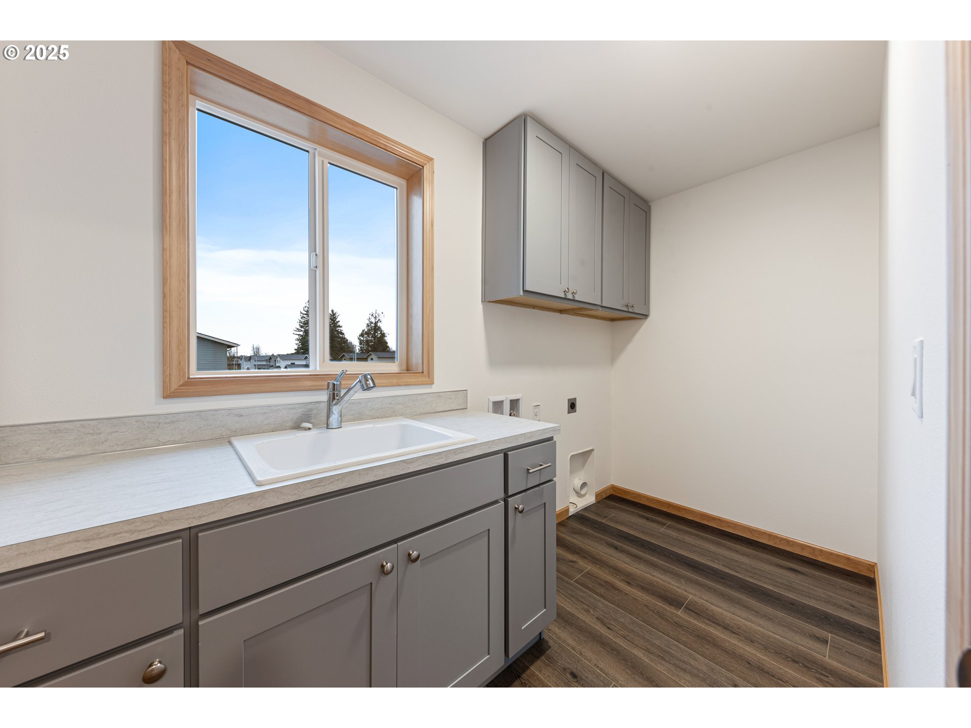 671 ST Charles Street Eugene, OR 97402 - Photo 23 of 29 a bathroom with a sink and a window