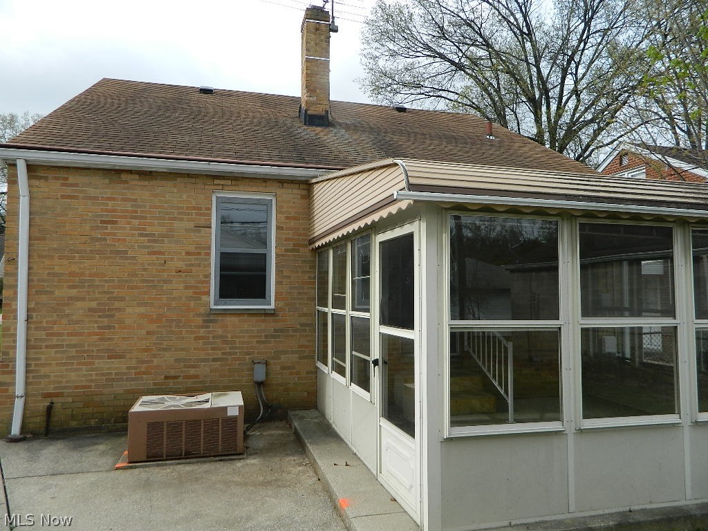 4405 Adrian Road Cleveland, OH 44121 - Photo 3 of 20