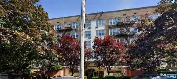 $1,700 | 2160 Center Avenue, Unit 3J, Fort Lee, NJ 07024