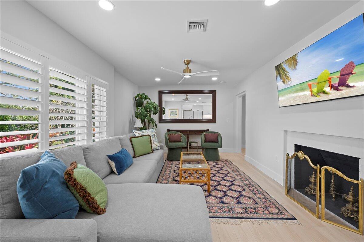 230 Pine Terrace West Palm Beach, FL 33405 - Photo 7 of 29 13-LUX_1504.jpg1