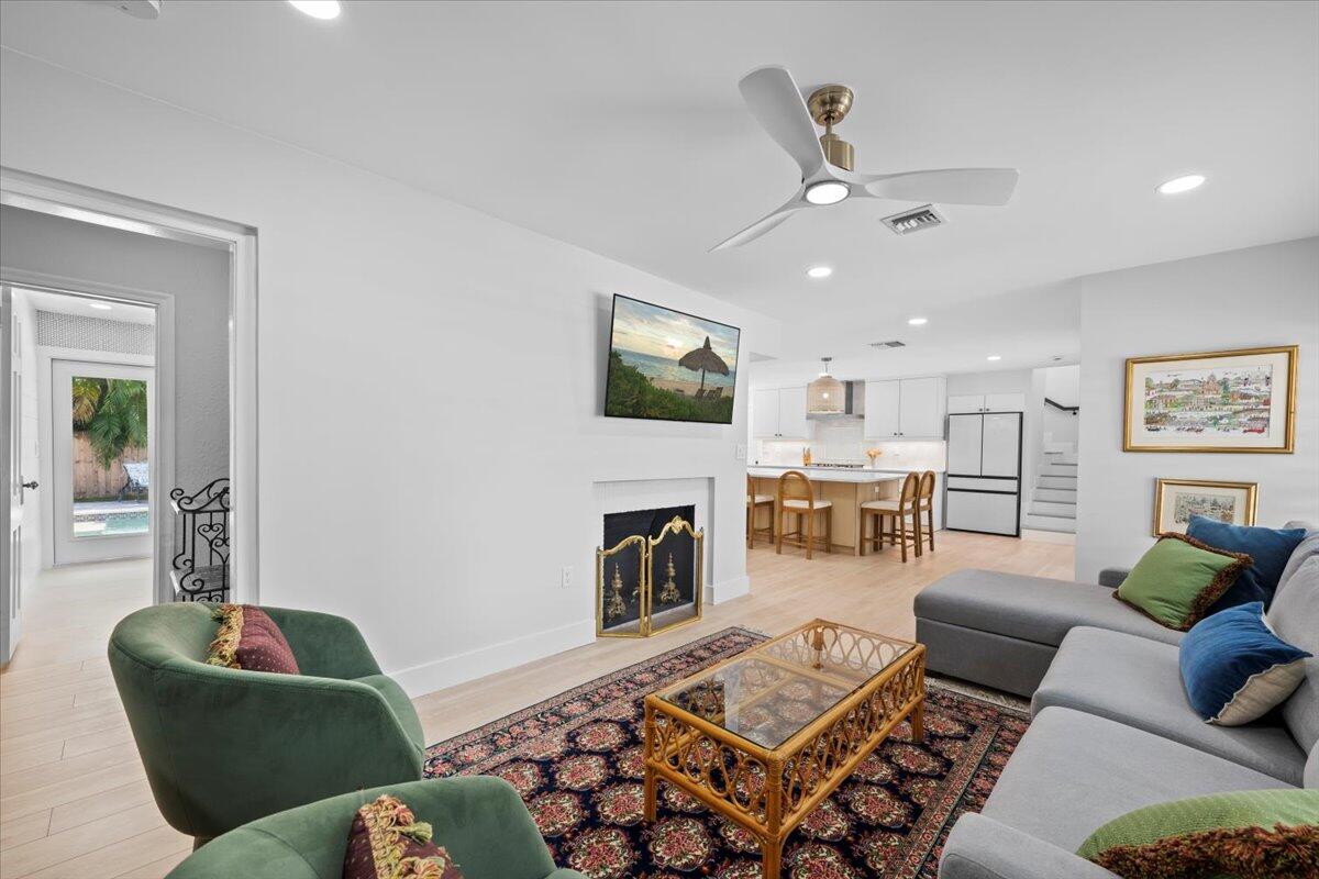 230 Pine Terrace West Palm Beach, FL 33405 - Photo 9 of 29 16-LUX_1519.jpg1