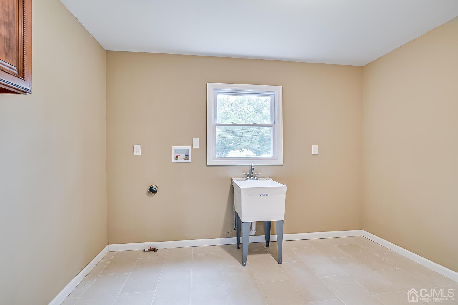 1 Lynnwood Road Edison, NJ 08820 - Photo 23 of 41 a view of room with table and chair