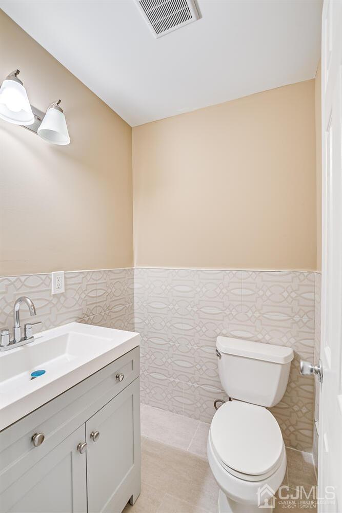 1 Lynnwood Road Edison, NJ 08820 - Photo 28 of 41 a bathroom with a toilet a sink and mirror