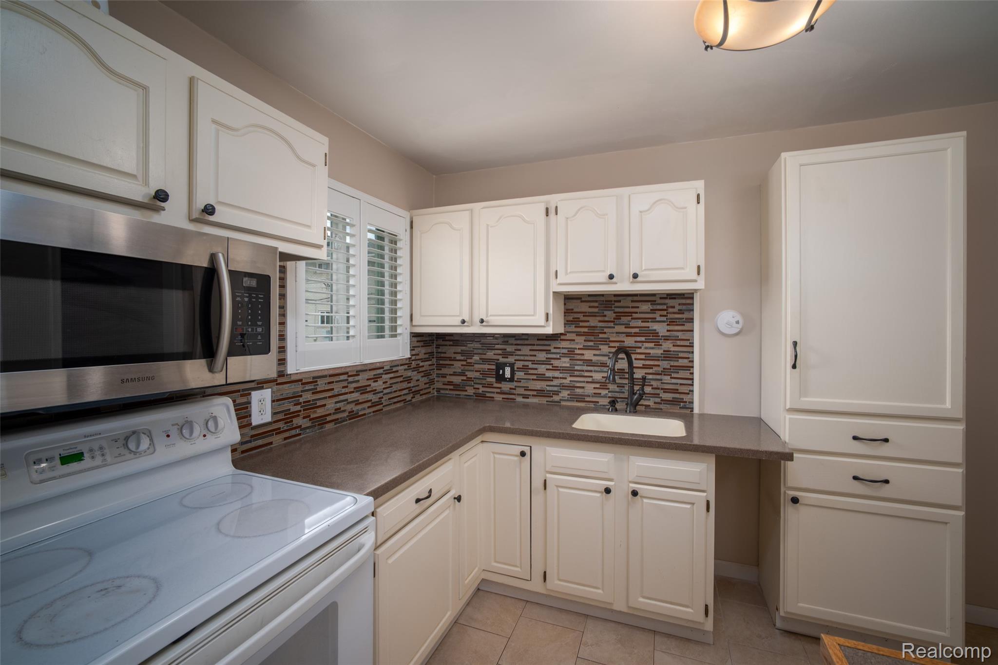 11026 Middlebelt Road Livonia, MI 48150 - Photo 6 of 22 6.jpg