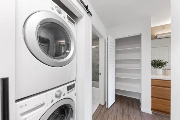 a view of entryway with washer and dryer