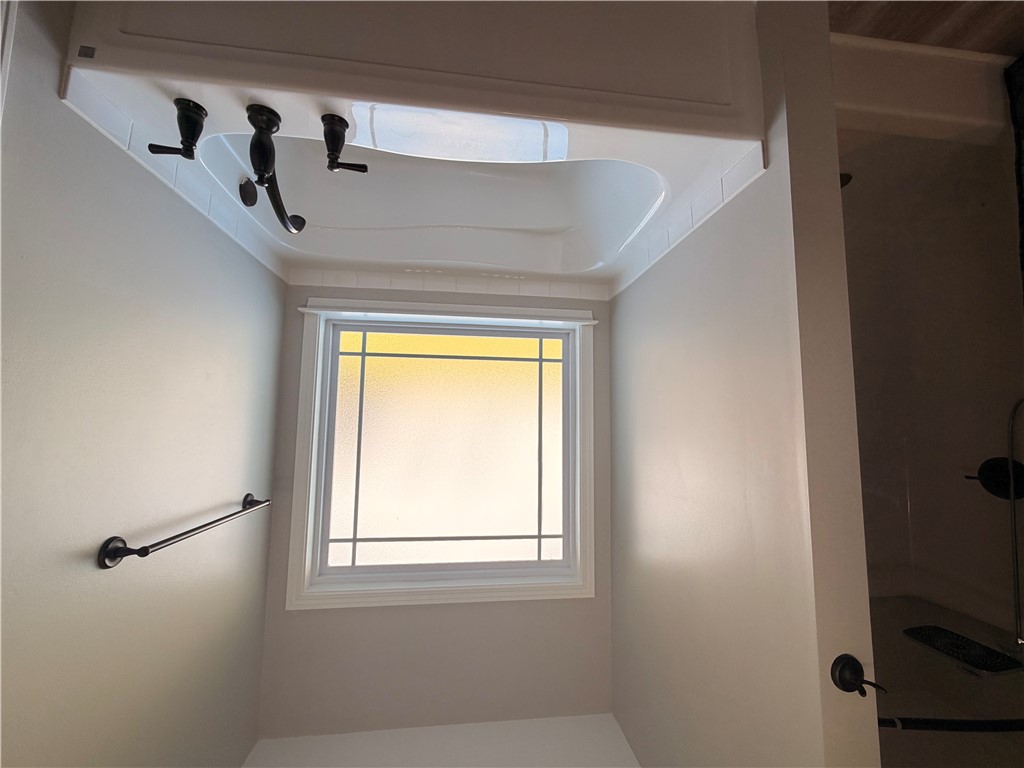 166 Pheasant Ridge Drive Anderson, SC 29626 - Photo 6 of 13 Natural light pours through a large window illuminating the deep soaking tub area.