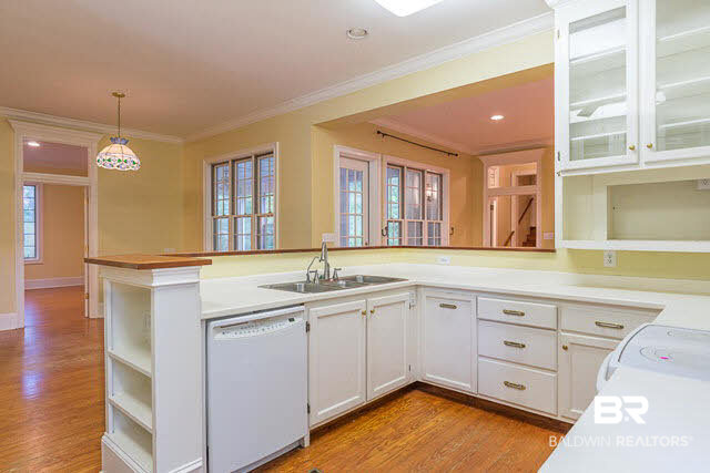 692 Deer Avenue Daphne, AL 36526 - Photo 7 of 26 Kitchen to Family Rm