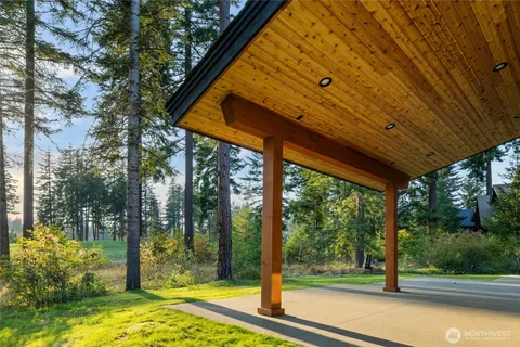 a view of a house with backyard and floor