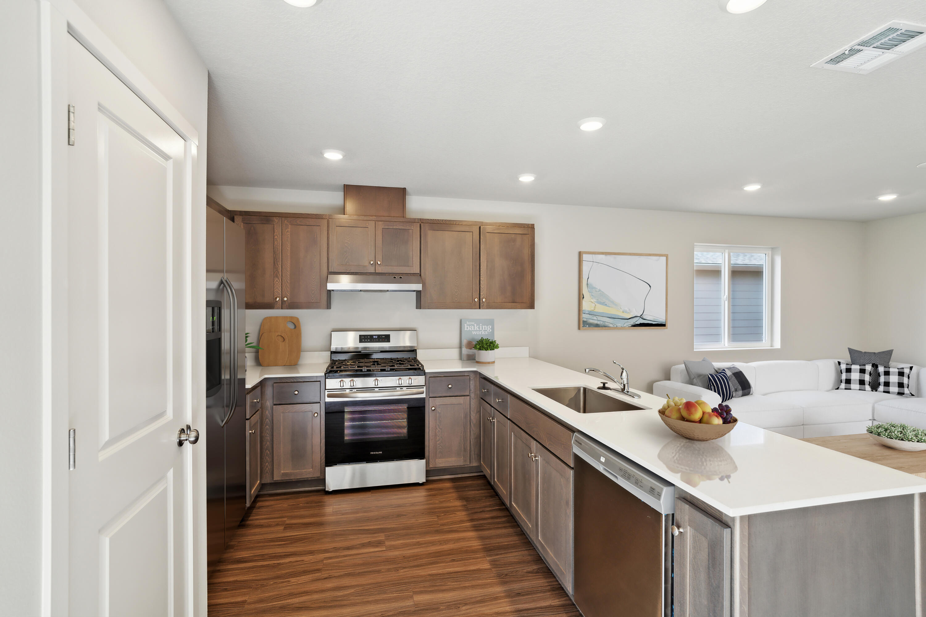 16639 Grey Pine Street La Pine, OR 97739 - Photo 3 of 21 POR_FranklinGrove_Pic_Alderwood_Kitchen