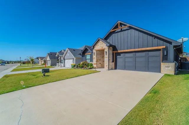$350,000 | 929 Tesslynn Avenue, Godley, TX 76044
