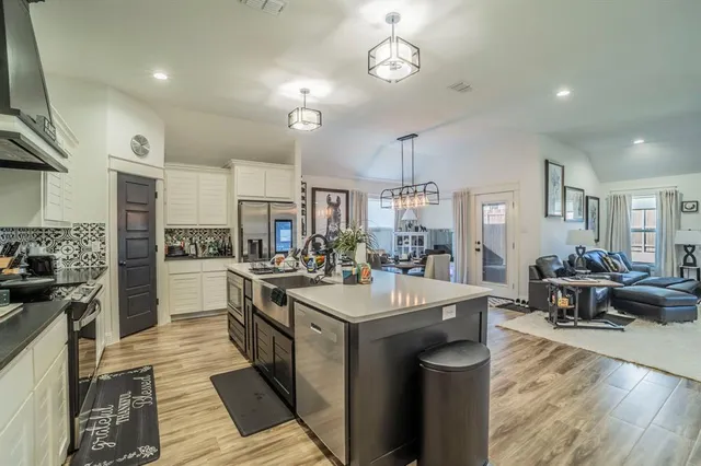 $350,000 | 929 Tesslynn Avenue, Godley, TX 76044