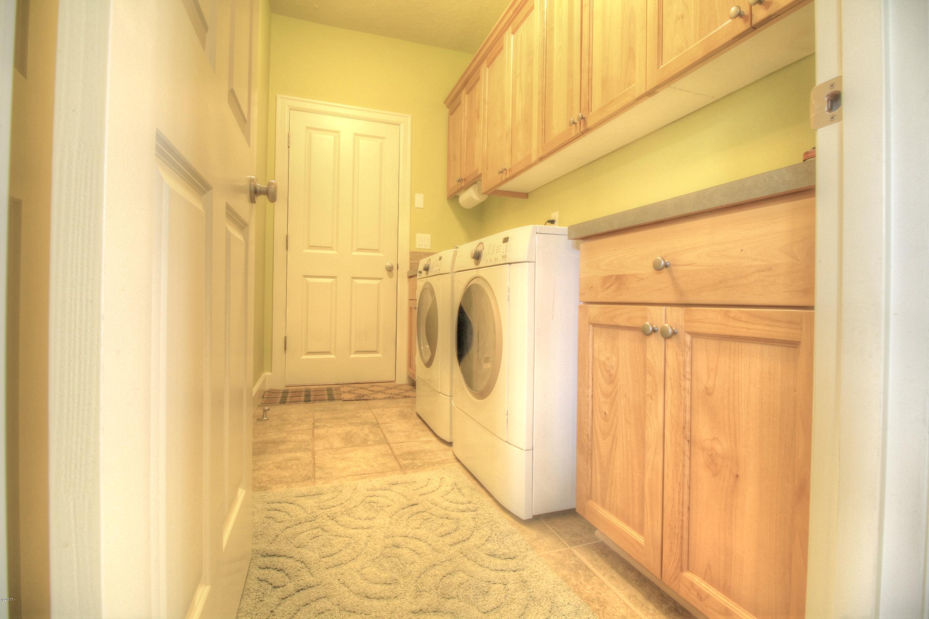 230 Southwest 60th Loop Newport, OR 97366 - Photo 24 of 42 Laundry