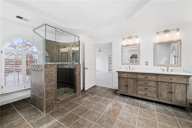 a view of entryway with window