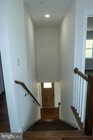 a view of a house with backyard