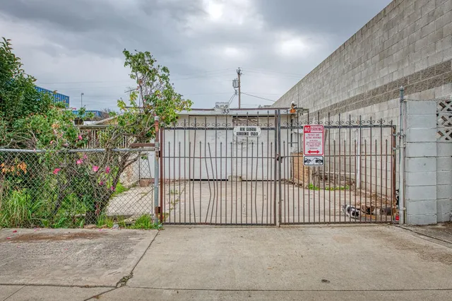 a view of a backyard