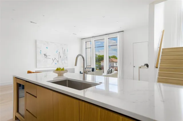 $899,000 | 610 North Oak Cliff Boulevard, Unit 203, Dallas, TX 75208