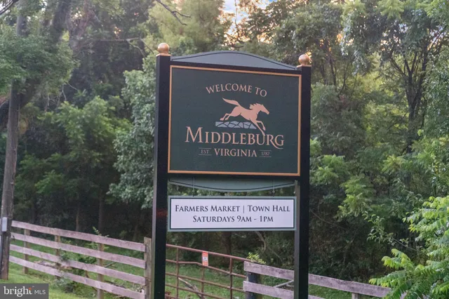 a view of entryway with washer and dryer