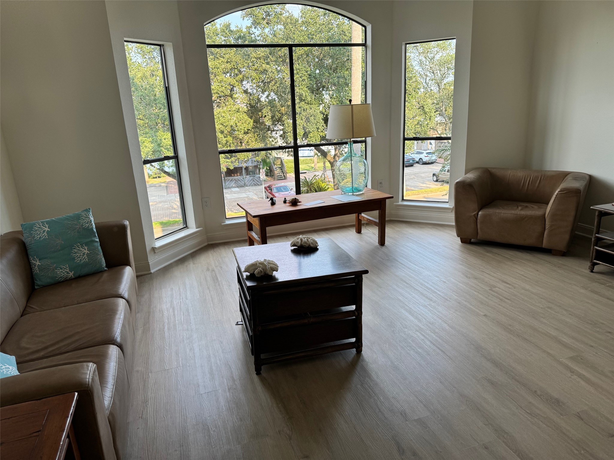 517 Mariners Drive Kemah, TX 77565 - Photo 11 of 26 a living room with furniture and a fireplace