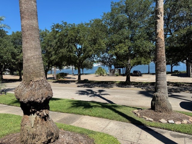517 Mariners Drive Kemah, TX 77565 - Photo 15 of 26 a view of a backyard with sitting area