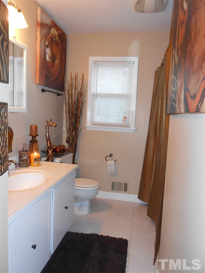 1703 Rendall Street Burlington, NC 27215 - Photo 11 of 24 Full Hall Bath