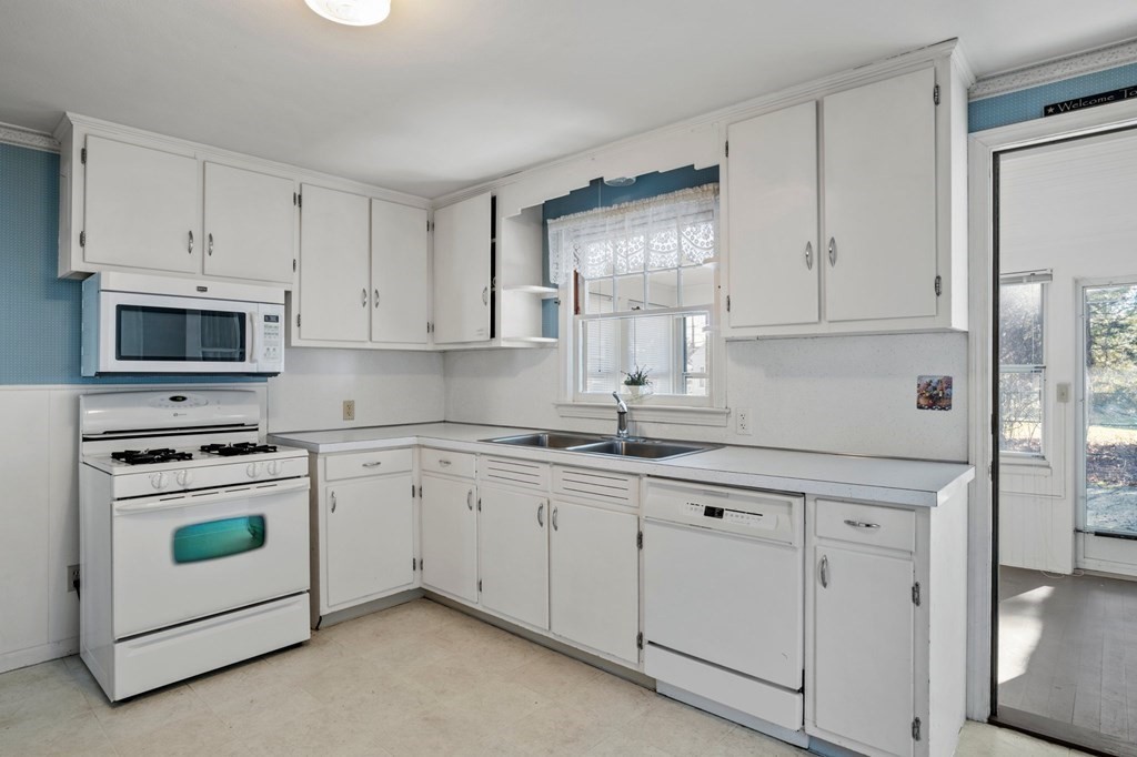 315 Lexington Street Springfield, MA 01104 - Photo 5 of 29 Gallery Image 5
